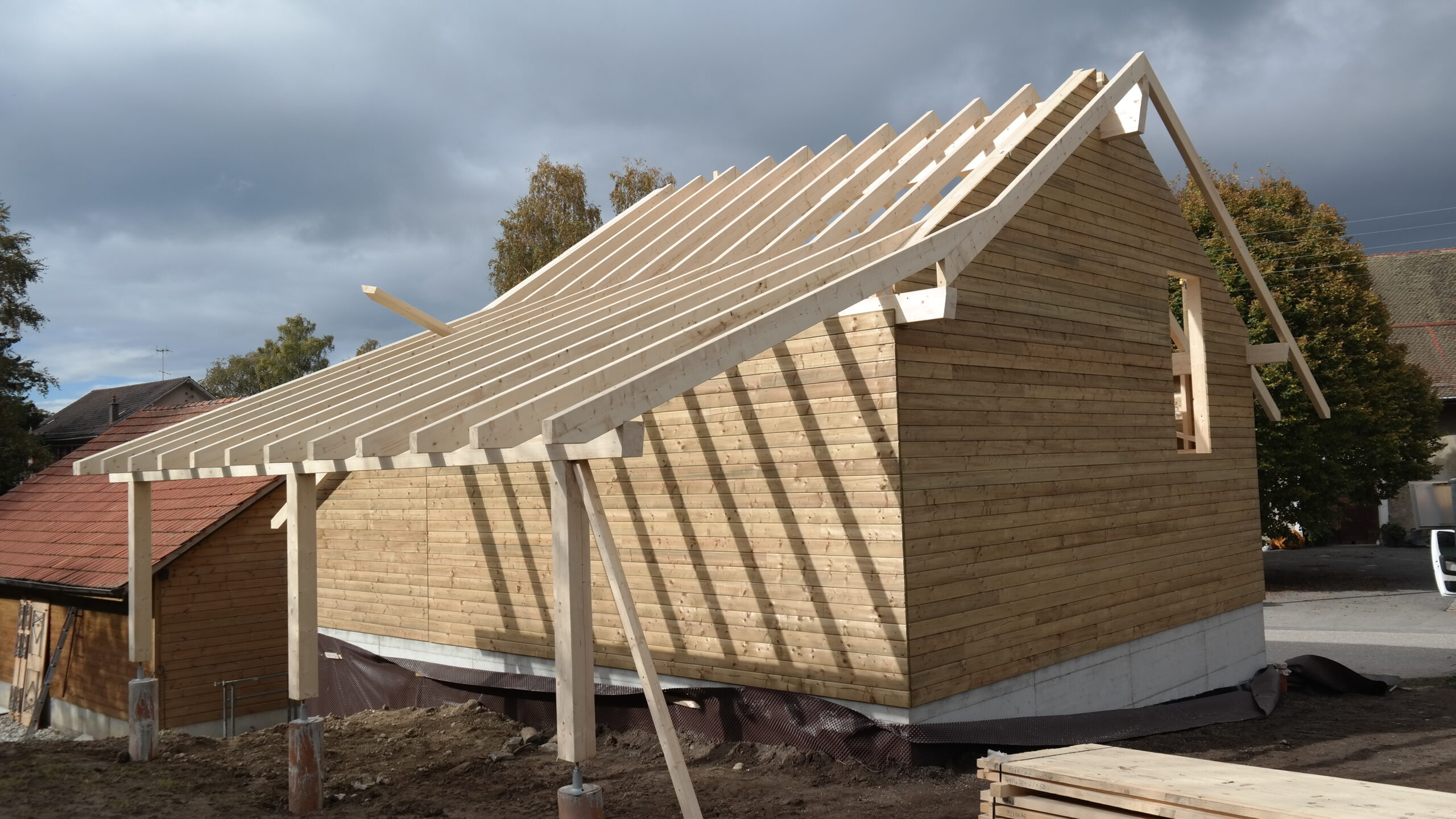 Assemblage de charpente sur chantier